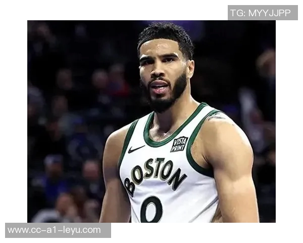 塔图姆复出在防守压力下成功完成单臂扣篮展现强大实力